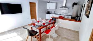 Kuchnia lub aneks kuchenny w obiekcie CASA SOLEADA Piscina CLIMATIZADA y PRIVADA