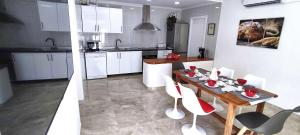 Kuchnia lub aneks kuchenny w obiekcie CASA SOLEADA Piscina CLIMATIZADA y PRIVADA