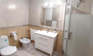 Łazienka w obiekcie CASA SOLEADA Piscina CLIMATIZADA y PRIVADA