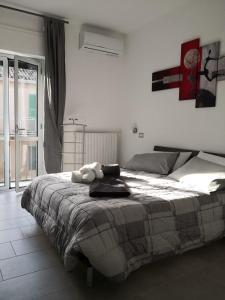 ein Schlafzimmer mit einem Bett mit einem Teddybär drauf in der Unterkunft B&B I SIKULI in Vibo Valentia