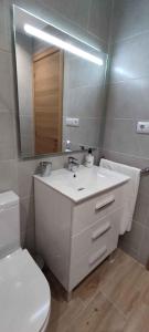 Łazienka w obiekcie CASA SOLEADA Piscina CLIMATIZADA y PRIVADA