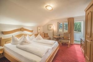 Posteľ alebo postele v izbe v ubytovaní Alpenhotel DAS KÜREN