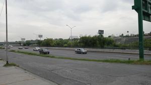 un grupo de coches conduciendo por una autopista en Confort Ejecutivo Suites Lindavista, en Monterrey