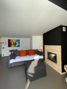 ein Schlafzimmer mit einem Bett und einem Kamin in der Unterkunft l'angolo sul porto in Brenzone sul Garda