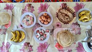 uma mesa coberta com pratos de comida e taças de fruta em JJ Jamaica Felucca em Aswan