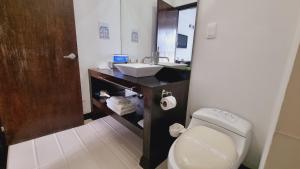 Vannituba majutusasutuses Habitat Suites Hotel By GHO Hoteles