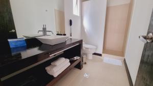 Vannituba majutusasutuses Habitat Suites Hotel By GHO Hoteles