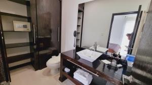 Vannituba majutusasutuses Habitat Suites Hotel By GHO Hoteles