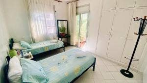 1 Schlafzimmer mit 2 Betten und einem Fenster in der Unterkunft Modern & Sunny new appartement 2 rooms in Rabat centre - Hay Riad in Rabat