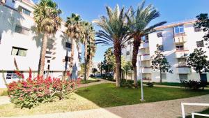 einen Innenhof mit Palmen und ein Gebäude in der Unterkunft Modern & Sunny new appartement 2 rooms in Rabat centre - Hay Riad in Rabat