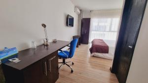 Televiisor ja/või meelelahutuskeskus majutusasutuses Habitat Suites Hotel By GHO Hoteles