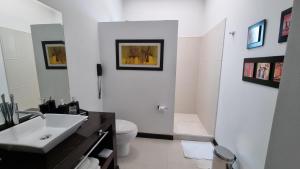 Vannituba majutusasutuses Habitat Suites Hotel By GHO Hoteles