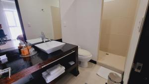 Vannituba majutusasutuses Habitat Suites Hotel By GHO Hoteles