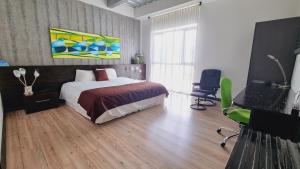 Televiisor ja/või meelelahutuskeskus majutusasutuses Habitat Suites Hotel By GHO Hoteles