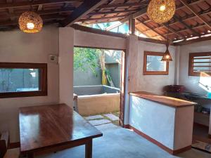 Un baño con bañera y una mesa en una habitación. en Casinha da Curva, en Icaraí