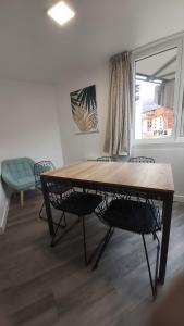 d'une salle à manger avec une table, des chaises et une fenêtre. dans l'établissement Menuires - Appart moderne 5 pers+Parking couvert, aux Menuires