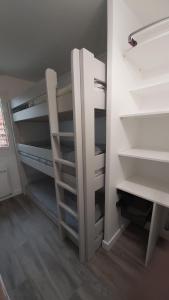 un armario vacío con estanterías blancas en una habitación en Menuires - Appart moderne 5 pers+Parking couvert en Les Menuires