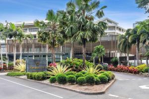 ケアンズにあるShangri-La The Marina, Cairnsの通りの前にヤシの木が茂る建物