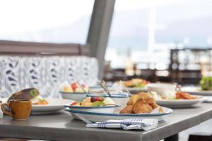 una mesa con platos de comida en la parte superior en Shangri-La The Marina, Cairns en Cairns