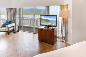 Shangri-La The Marina, Cairns的电视和/或娱乐中心