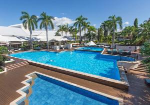 凯恩斯Shangri-La The Marina, Cairns的度假村游泳池的图片