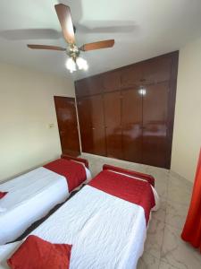 2 camas en una habitación con ventilador de techo en Departamento Urquiza en Salta