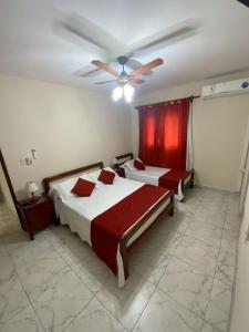 a bedroom with two beds and a ceiling fan at Departamento Urquiza in Salta