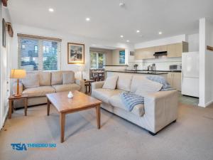 斯瑞德伯Snowman 2的有两张沙发和一张桌子的客厅