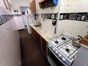 Una cocina o kitchenette en EF Departamentos Centro con Cochera