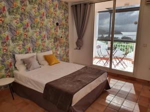 Postel nebo postele na pokoji v ubytování Vous rêvez de soleil ! studio Abricot 309