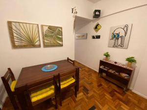 a dining room with a table and a table and chairs at Guarapari ES apartamento frente para o mar in Guarapari