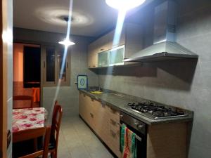 Il comprend une cuisine équipée d'une cuisinière et d'un comptoir. dans l'établissement Apartement Golf Resort, à Sidi Bouqnadel