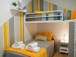 um pequeno quarto com um beliche e toalhas em APARTAMENTOS ARGIA 2 em Estella