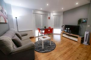TV a/nebo společenská místnost v ubytování APARTAMENTOS ARGIA 2