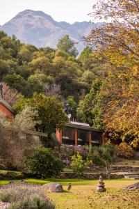 una casa en un jardín con una montaña en el fondo en La Hondonada, en San Javier