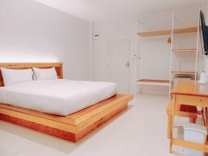 Ліжко або ліжка в номері Greenish Ranong Hotel