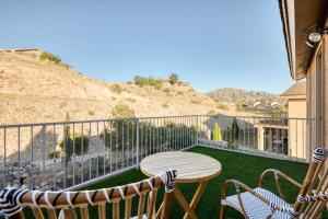 patio con mesa y sillas en el balcón en Casa Del Sol en El Paso