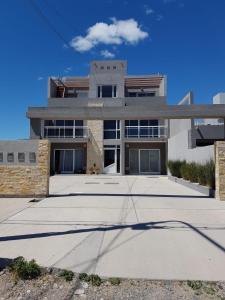 Una casa con un gran camino de entrada al frente. en Epic Playa unión, en Puerto Rawson