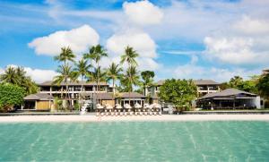 ein Resort am Strand mit Palmen und Wasser in der Unterkunft Sareeraya Villas & Suites in Chaweng