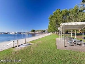 Gallery image of Stillwater large cottage across from the water sleeping 13 in Nelson Bay