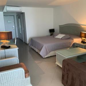 Habitación de hotel con cama y sofá en Manoé, en Le Gosier