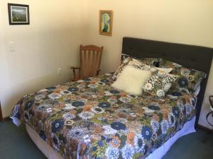un letto con un piumone colorato in una camera da letto di Baton Country Escape a Thorpe