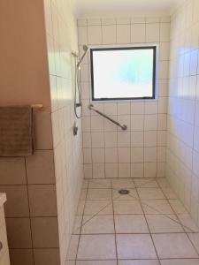 un bagno con doccia con finestra di Baton Country Escape a Thorpe Altre 7 foto