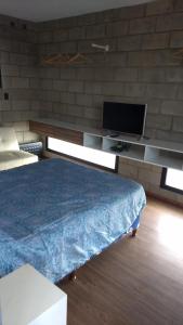 Habitación con cama, escritorio y TV. en Casa en las sierras, en Villa Parque Síquiman 23 fotos más
