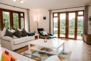 un soggiorno con un divano e un tavolo di Holly Cottage, 2 bed house, sleeps 6 a Cleobury Mortimer