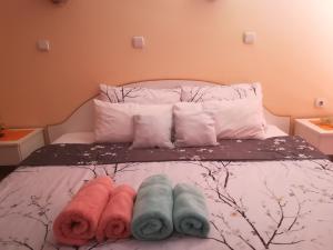 Ένα ή περισσότερα κρεβάτια σε δωμάτιο στο Karoski Apartments & Suites
