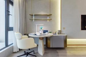 Posezení v ubytování Kuanrong Suites Hotel Liangjiang love sea shopping park