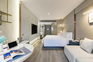 Postel nebo postele na pokoji v ubytování Kuanrong Suites Hotel Liangjiang love sea shopping park