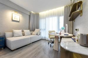 Posezení v ubytování Kuanrong Suites Hotel Liangjiang love sea shopping park