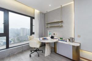 Kuchyň nebo kuchyňský kout v ubytování Kuanrong Suites Hotel Liangjiang love sea shopping park